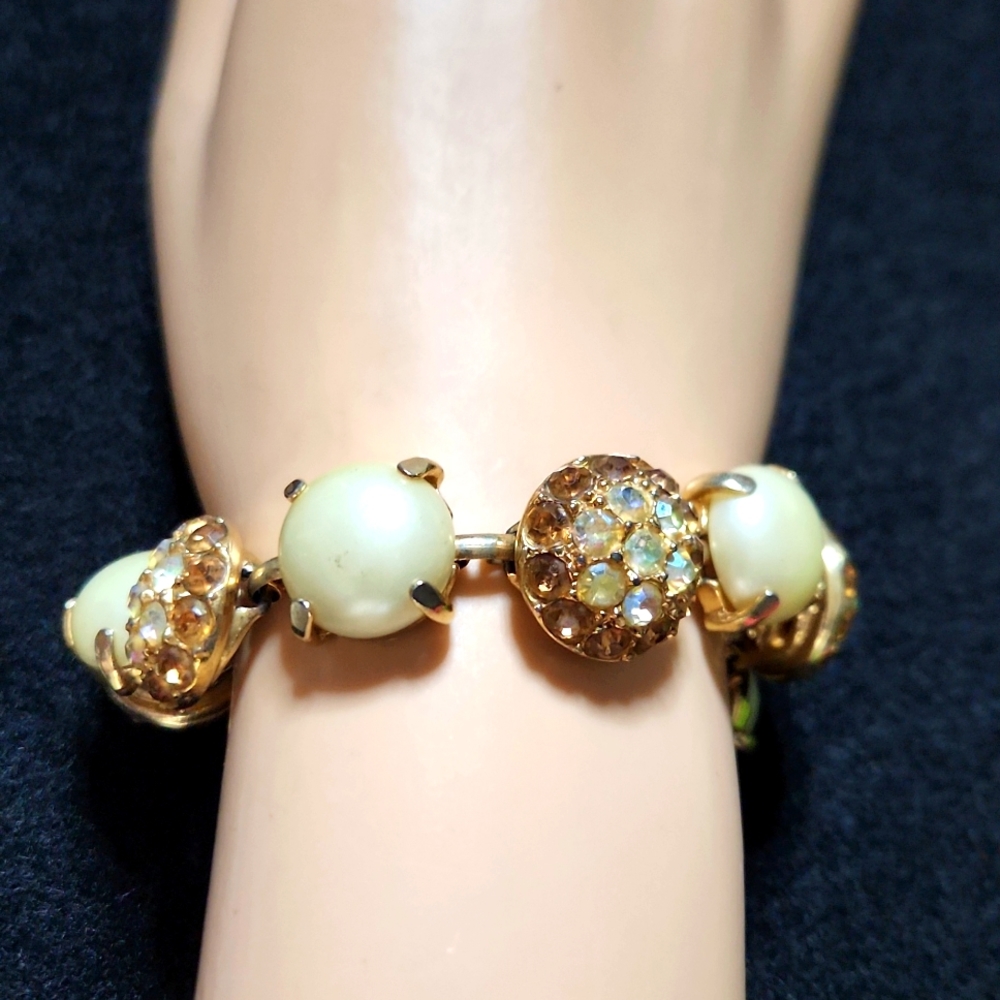 7.5 in vintage bracelet, Faux pearls, sparkly, from the 60s.